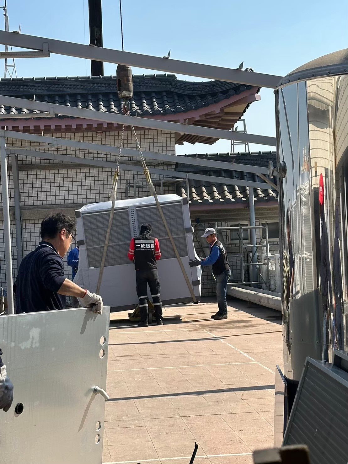設備吊掛至屋頂作業區