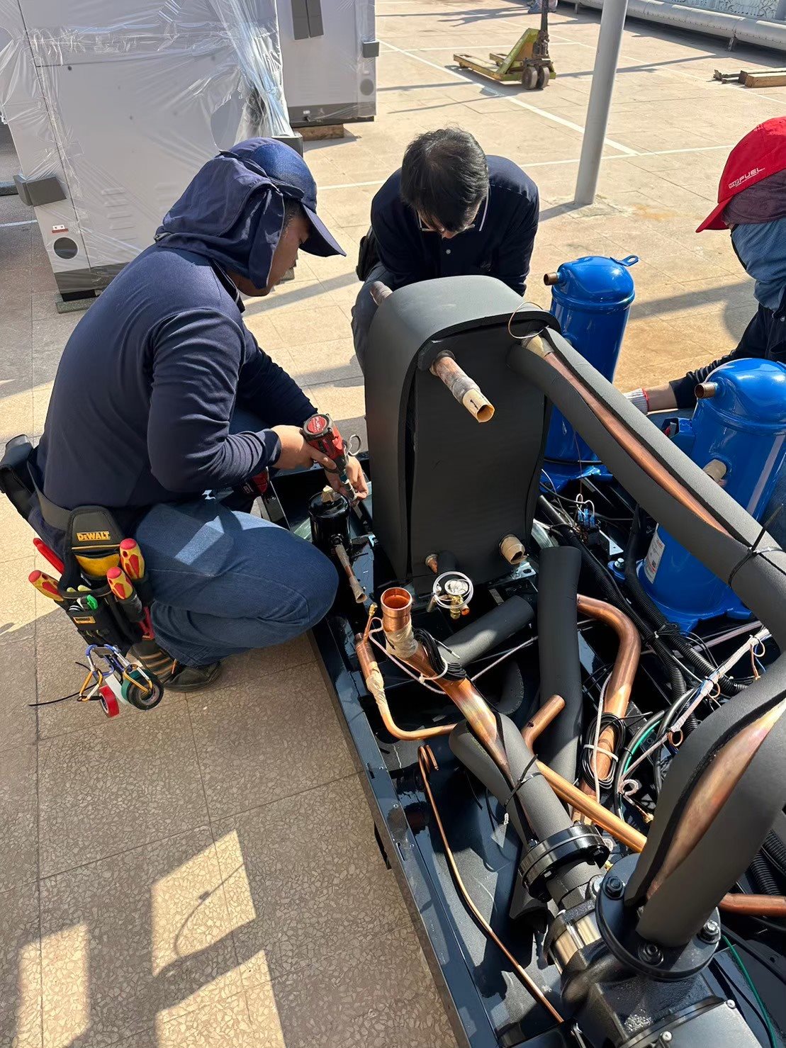 施工人員進行主機分解作業